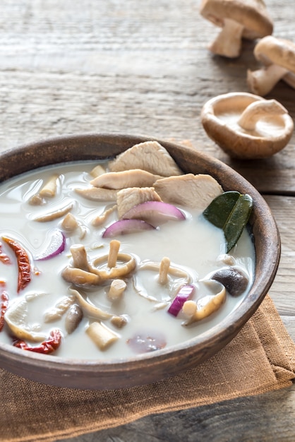 Bol de soupe thaïlandaise tom kha kai