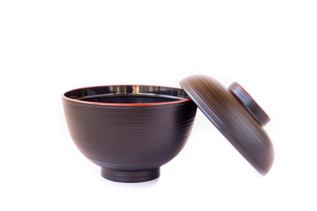 Bol à soupe traditionnel de style japonais sur fond blanc