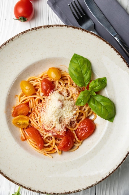 Photo un bol de spaghettis au parmesan et au parmesan