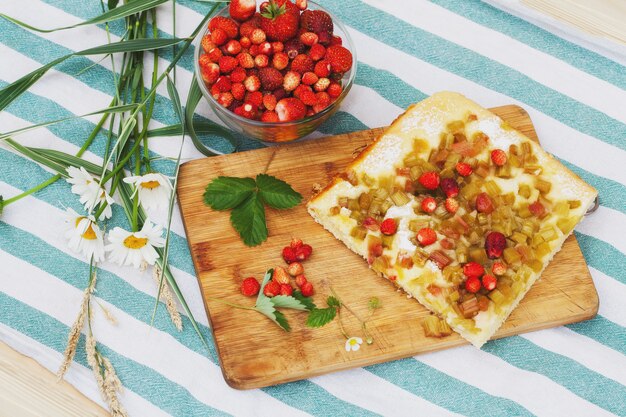 Bol avec tarte aux fraises et rhubarbe