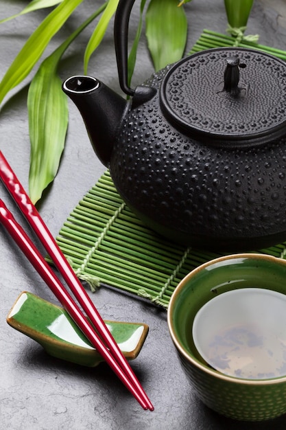 Photo bol à thé et théière asiatiques