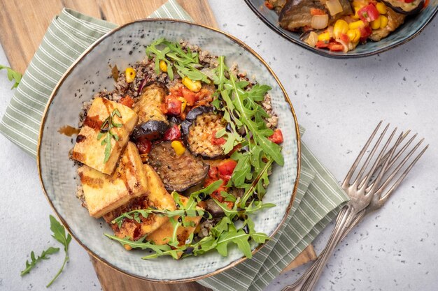 Bol de tofu au quinoa fait maison avec légumes rôtis