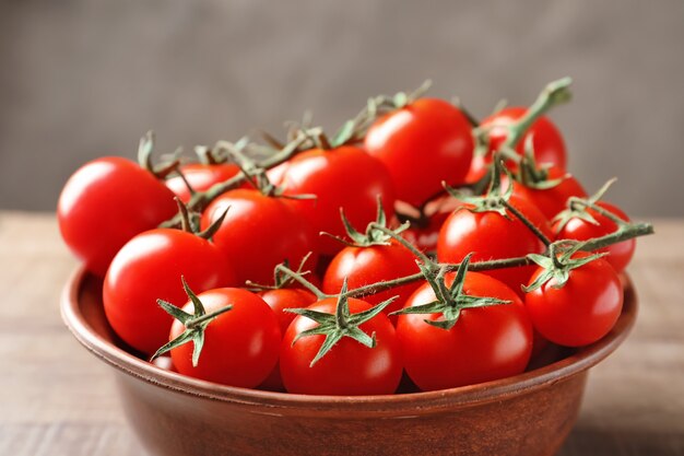 Bol avec tomates cerises mûres sur table