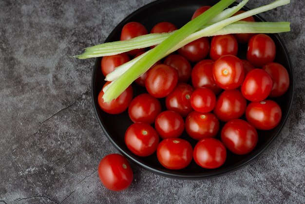 Bol avec tomates cerises sur table vue élevée