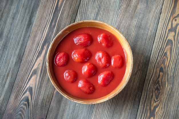 Bol de tomates en conserve