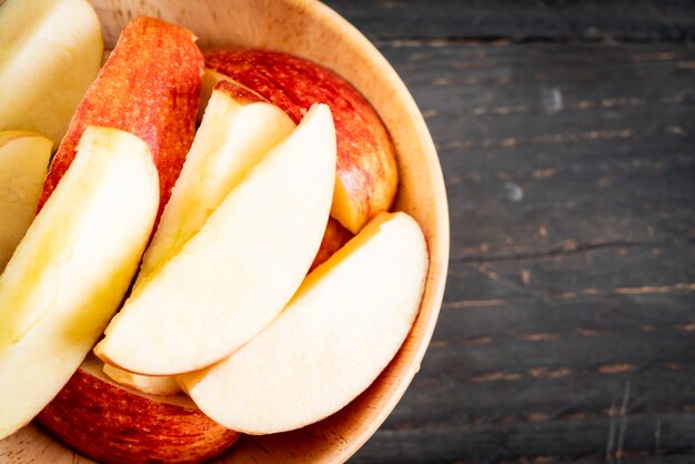 Photo bol en tranches de pommes rouges fraîches