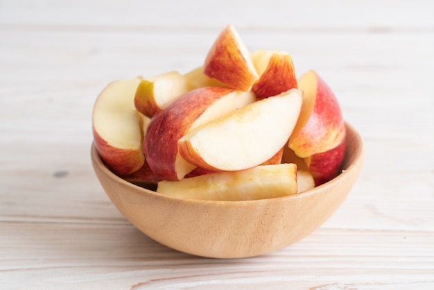 Bol en tranches de pommes rouges fraîches