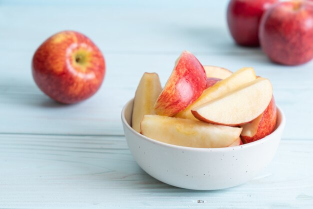 Bol en tranches de pommes rouges fraîches