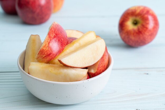 Bol en tranches de pommes rouges fraîches