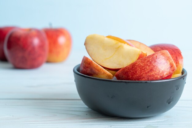 Bol en tranches de pommes rouges fraîches