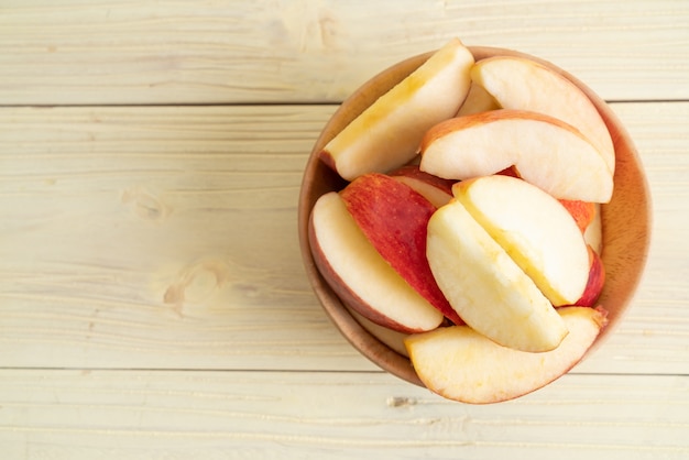 Bol en tranches de pommes rouges fraîches