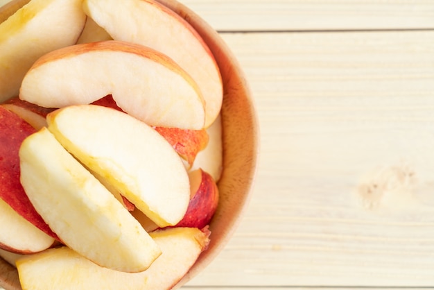 Bol en tranches de pommes rouges fraîches