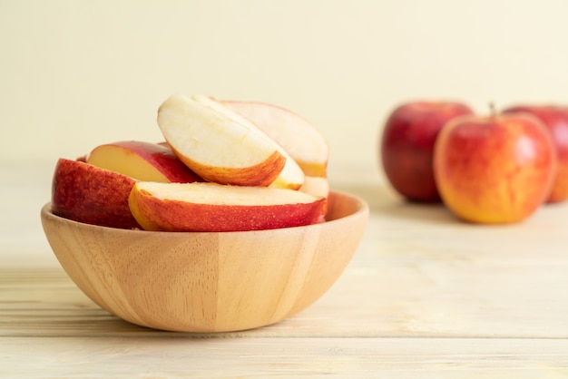 Bol en tranches de pommes rouges fraîches