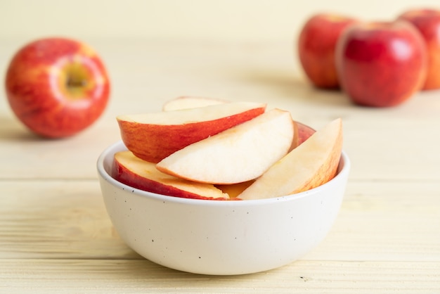 Bol en tranches de pommes rouges fraîches