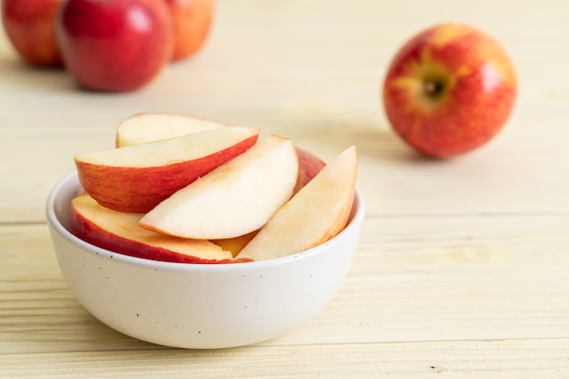 Bol en tranches de pommes rouges fraîches