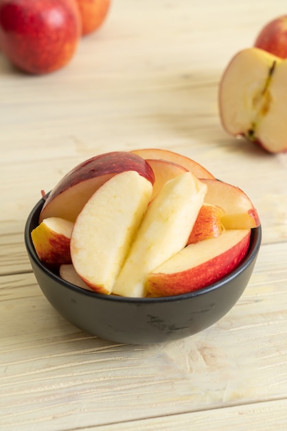 Bol en tranches de pommes rouges fraîches