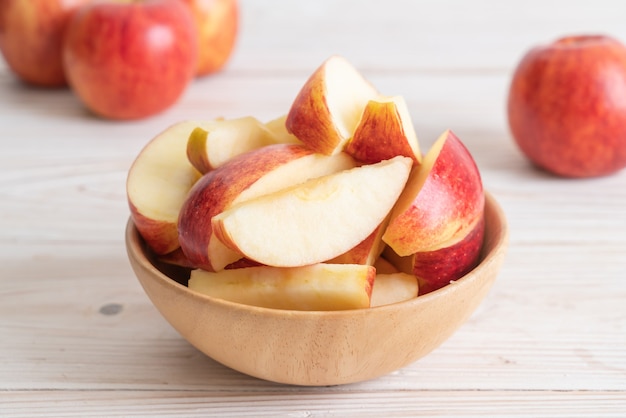 bol en tranches de pommes rouges fraîches