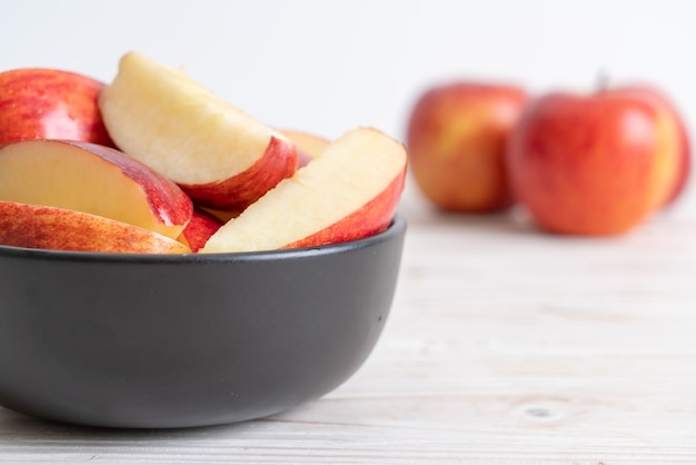 bol en tranches de pommes rouges fraîches