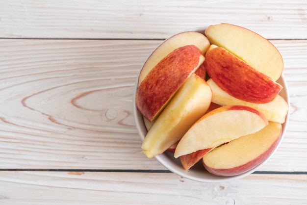 bol en tranches de pommes rouges fraîches