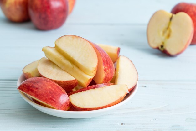 bol en tranches de pommes rouges fraîches