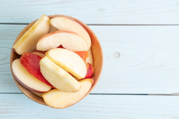 bol en tranches de pommes rouges fraîches