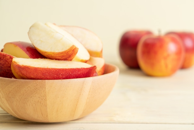 bol en tranches de pommes rouges fraîches