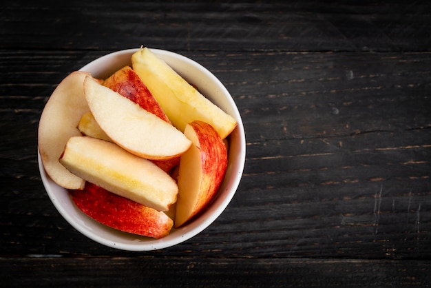 bol en tranches de pommes rouges fraîches