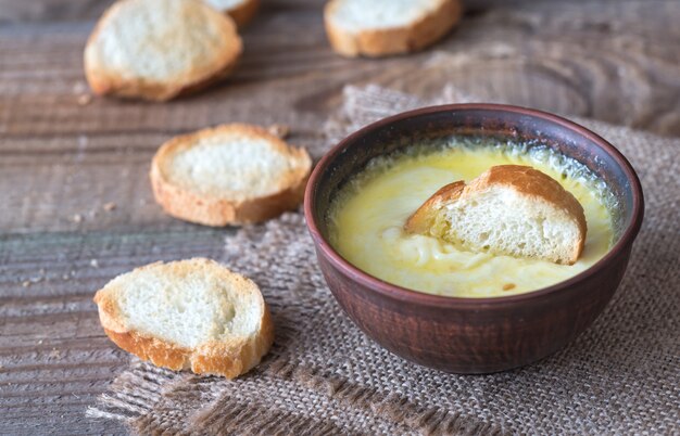 Bol de trempette au fromage avec toasts