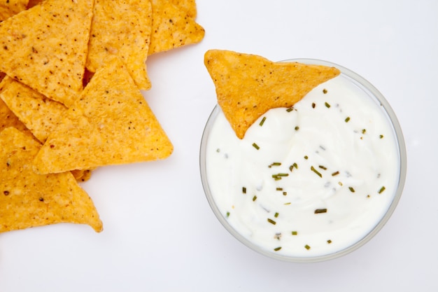 Bol de trempette aux herbes avec un nacho trempé dedans