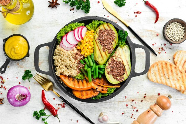 Bol végétalien quinoa avocat citrouille avec haricots et maïs dans un bol noir Régime Vue de dessus Espace libre pour le texte