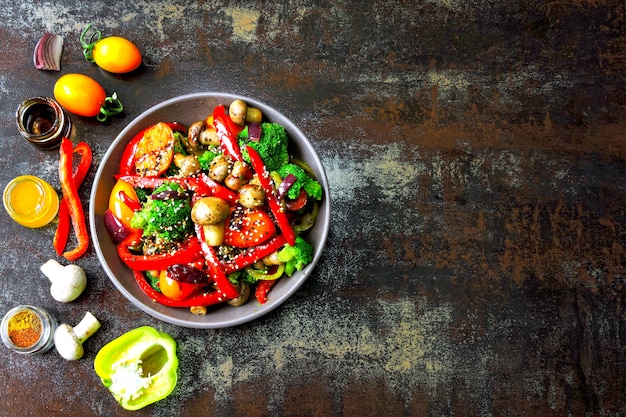 Bol végétalien avec salade tiède de légumes et champignons. Idée de déjeuner céto. Brocoli, paprika, champignons. Des aliments frais et sains sans viande.