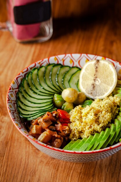 Photo bol végétarien pour le petit-déjeuner avec du couscous à la bouillie.