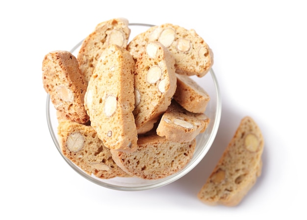 Bol en verre d'un biscuits sur fond blanc