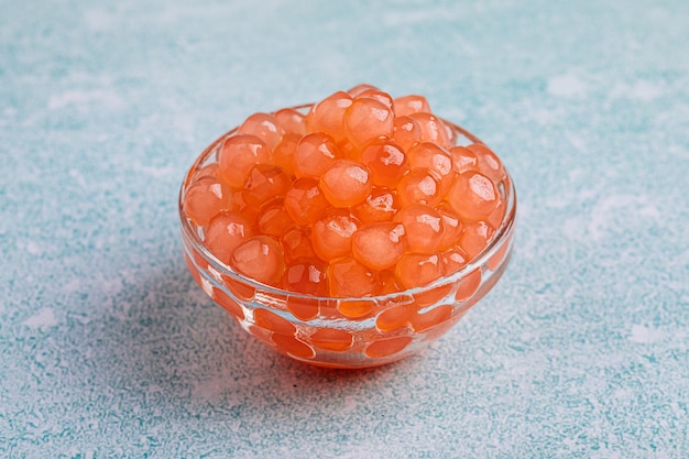 Bol En Verre De Bulles De Perles De Tapioca Orange Sur Fond Bleu