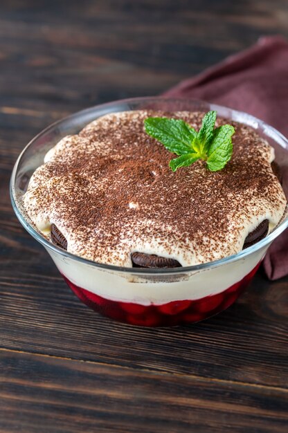 Bol en verre de dessert avec biscuits Oreo, cerises et fromage à la crème