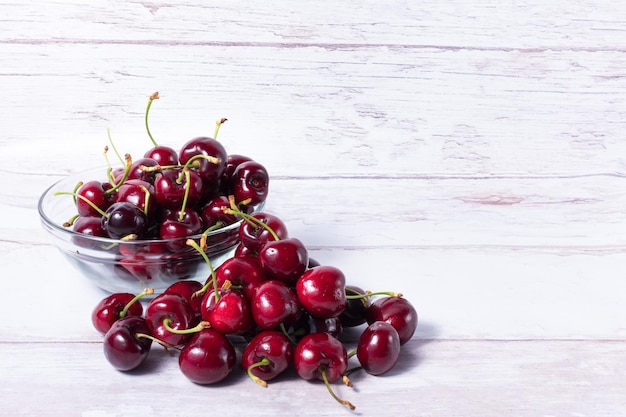 Bol en verre avec diverses cerises