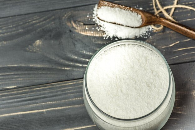 Bol en verre de farine de noix de coco Noix de coco râpée en verre