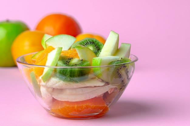 Bol en verre avec des morceaux de fruits frais se bouchent