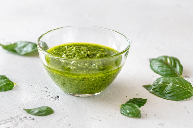 Bol en verre de pesto - célèbre sauce italienne