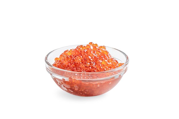 Photo bol en verre rempli de caviar rouge de saumon salé isolé sur blanc utilisé comme ingrédient culinaire