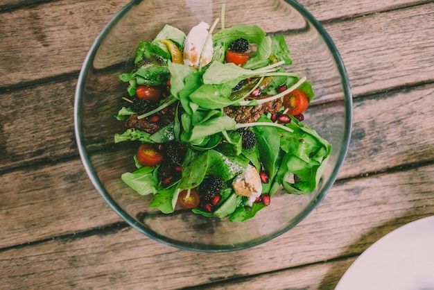 bol en verre de salade fraîche sur la table en bois