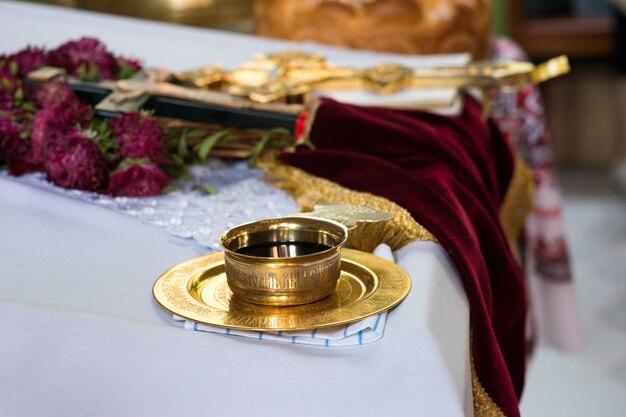 Un bol de vin pour la communion sur une table d'église