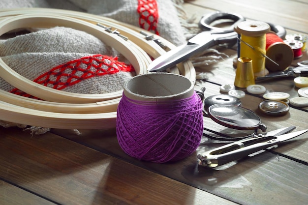 Un bol violet avec une poignée violette est posé sur une table à côté d'une machine à coudre.