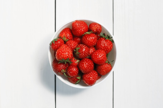 Bol de vue de dessus de fraises