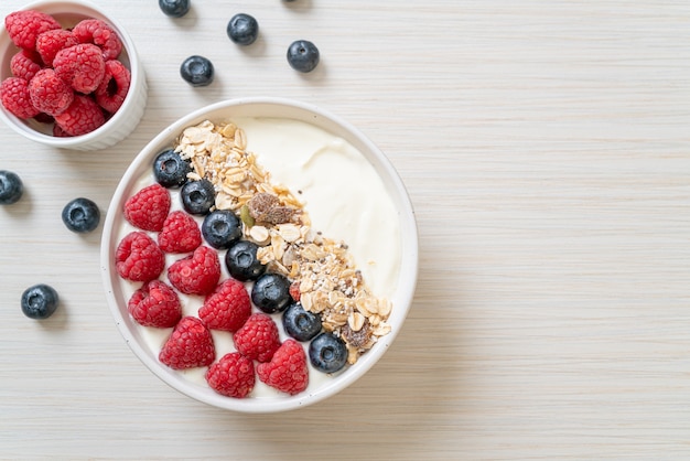 bol de yaourt maison avec framboises, myrtilles et granola