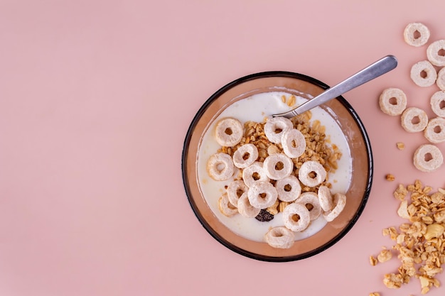 Bol avec yaourt et muesli sur fond beige avec place pour texte