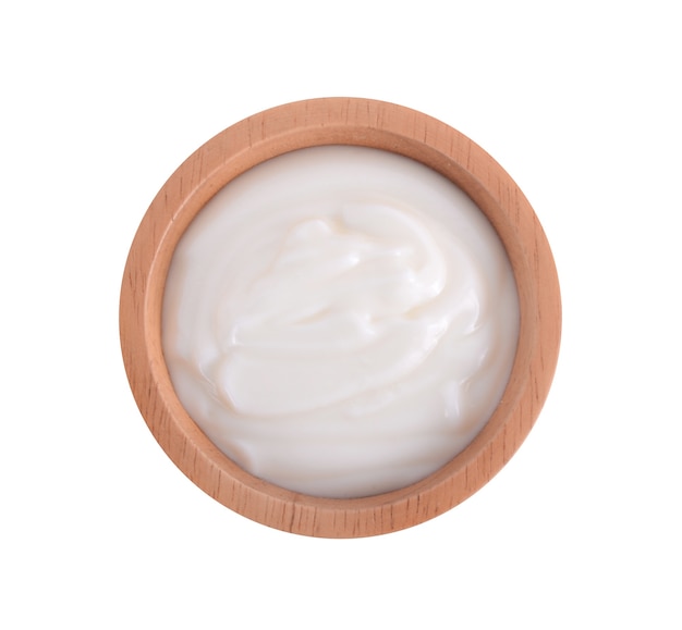 Bol de yogourt à la crème sure isolé sur blanc