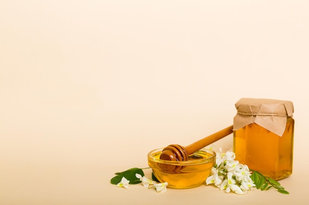 Bollte au miel de robinier avec des fleurs d'acacia sur une table colorée