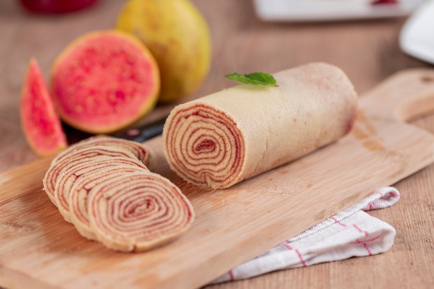 Photo bolo de rolo (swiss roll, roll cake) dessert typiquement brésilien, de l'état de pernambuco. rouleau de gâteau en tranches rempli de pâte de goyave.