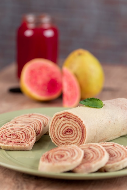 Bolo de rolo (swiss roll, roll cake) dessert typiquement brésilien, de l'état de Pernambuco. Rouleau de gâteau en tranches rempli de pâte de goyave.